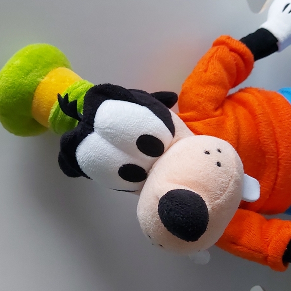 Disney's Goofy Plush 20" - Picture 2 of 4